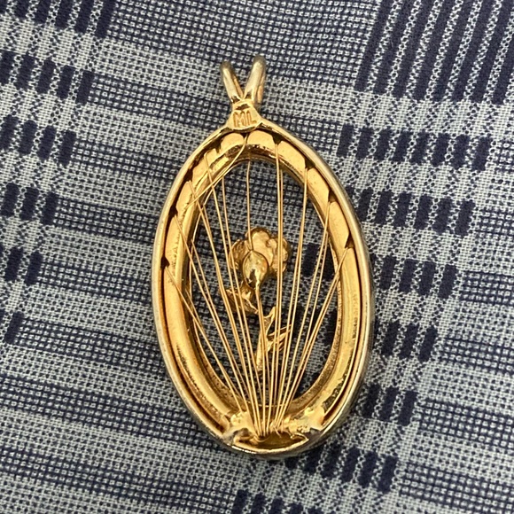 Gold flower pendant - Picture 2 of 2